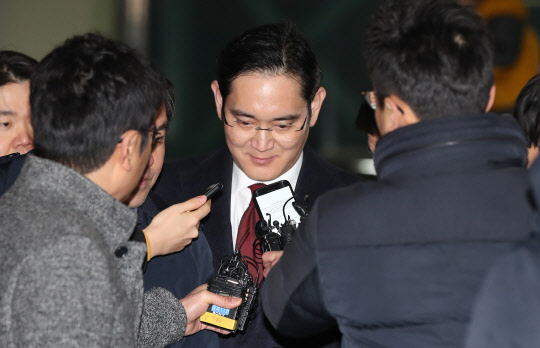 <YONHAP PHOTO-1491> 특검 나서는 이재용      (서울=연합뉴스) 김도훈 기자 = 비선실세 최순실 일가 지원과 관련한 뇌물공여 혐의를 받고 있는 이재용 삼성전자 부회장이 13일 오전 피의자신분으로 특검 조사를 받은 뒤 서울 강남구 특검 사무실을 나서고 있다. 2017.1.13      superdoo82@yna.co.kr/2017-01-13 08:14:57/<저작권자 ⓒ 1980-2017 ㈜연합뉴스. 무단 전재 재배포 금지.>